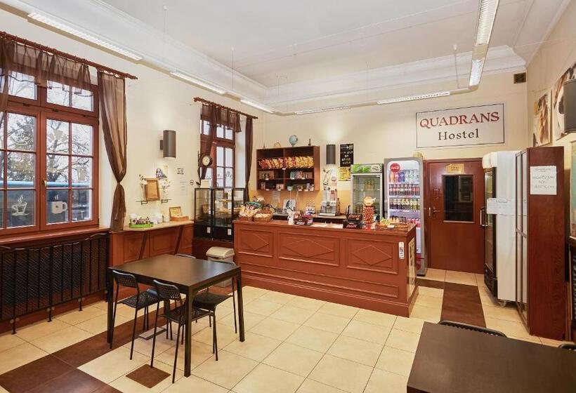 Quadrans Hostel And Caffee Na Dworcu Kolejowym Modlin 7 Min Jazdy Lotniskowym Autobusem Wahadłowym