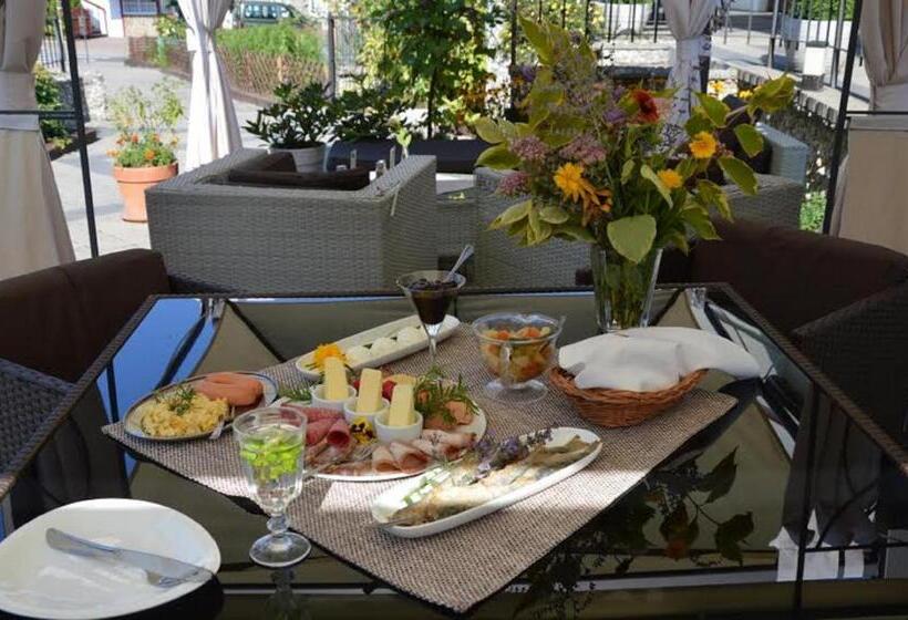 הוסטל Pod Wzgórzem Bed & Breakfast