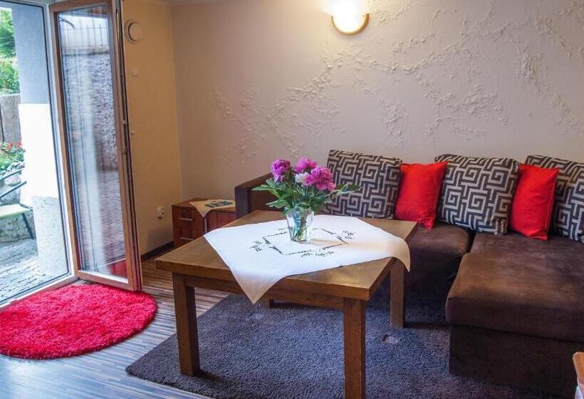 הוסטל Pod Wzgórzem Bed & Breakfast