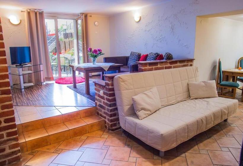 호스텔 Pod Wzgórzem Bed & Breakfast