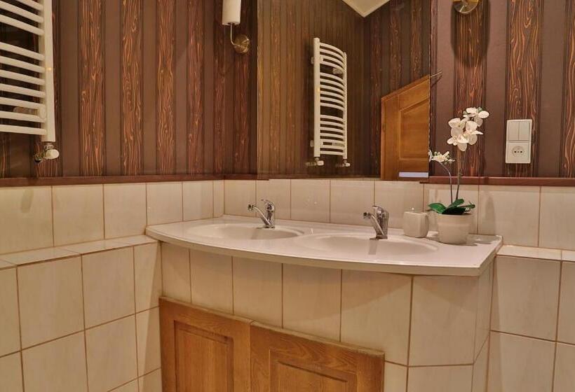 הוסטל Pod Wzgórzem Bed & Breakfast