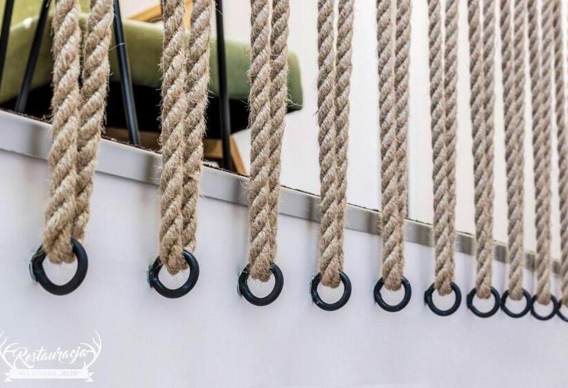 ユースホステル Pokoje Hotelowe Nad Jeziorem Jelen