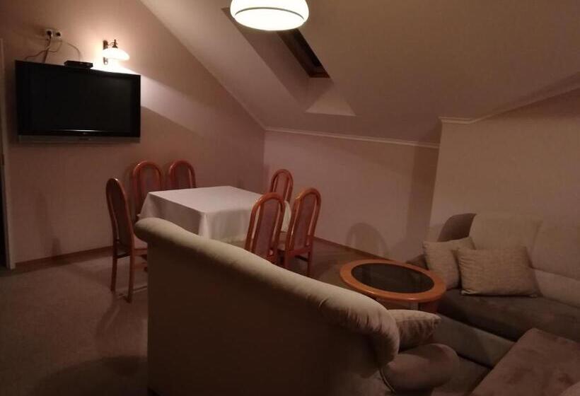 הוסטל Zajazd Podjadek