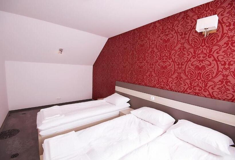 הוסטל Zajazd Sebory