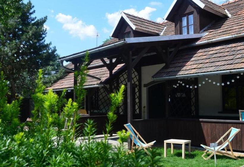 Apartamenty W Dworku Cheval