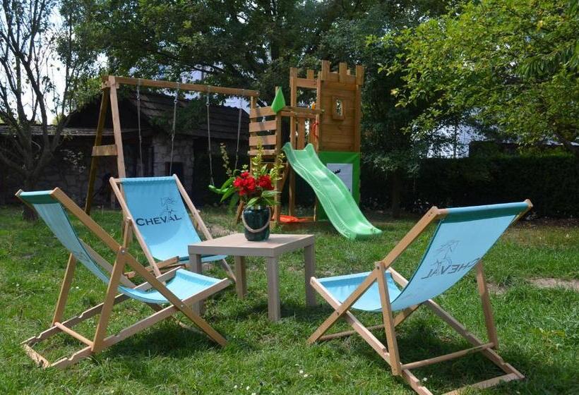 Apartamenty W Dworku Cheval