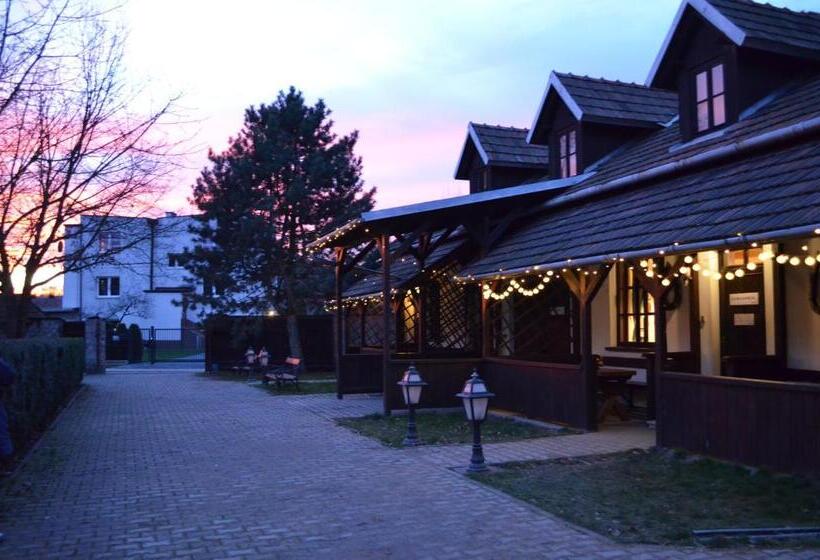 Apartamenty W Dworku Cheval