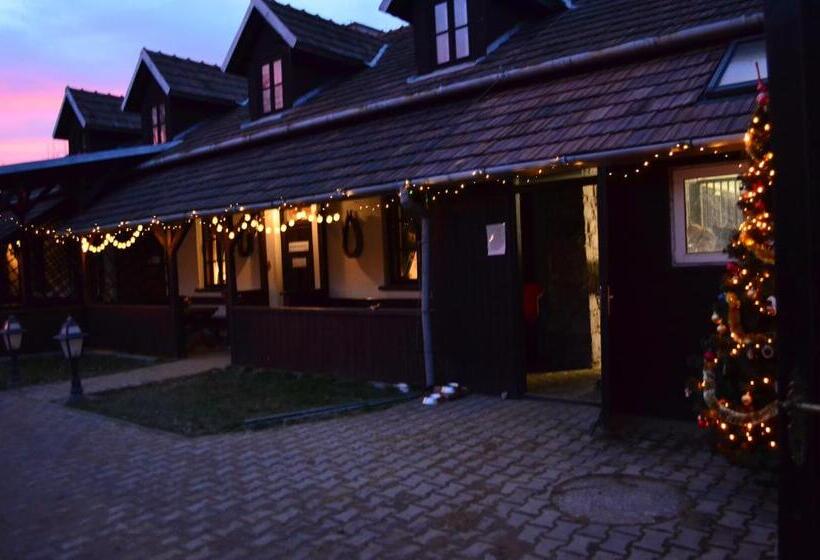 Apartamenty W Dworku Cheval