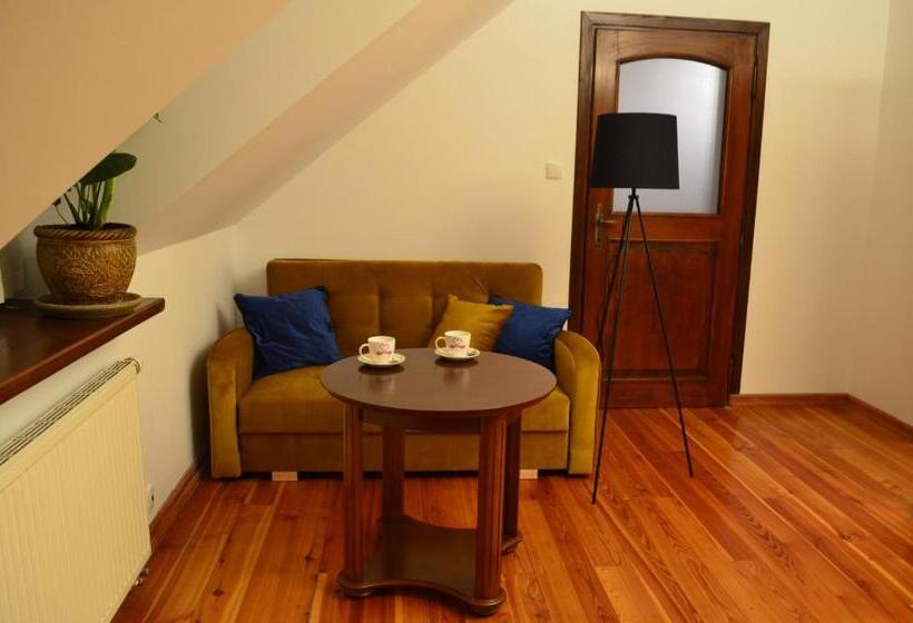 Apartamenty W Dworku Cheval