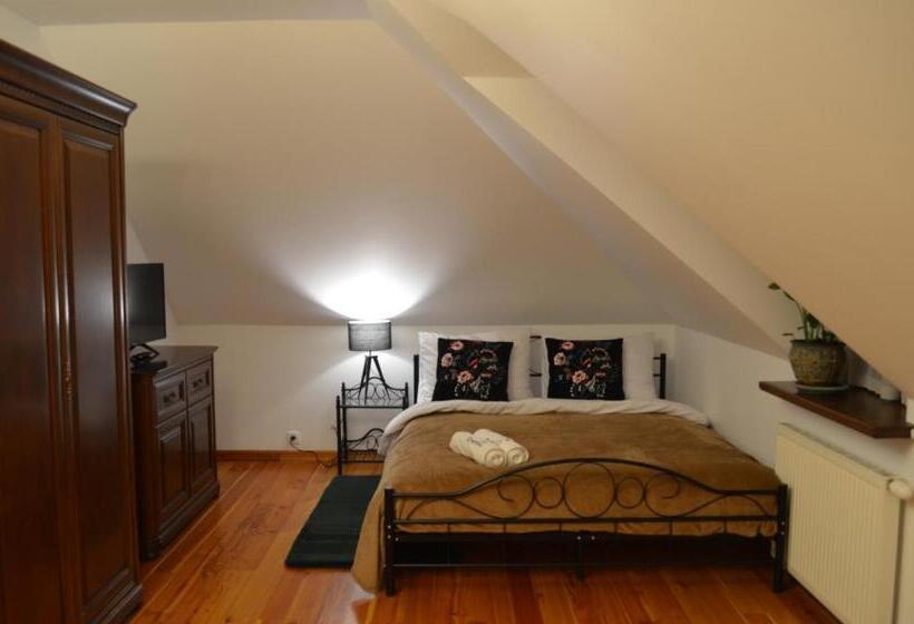 Apartamenty W Dworku Cheval