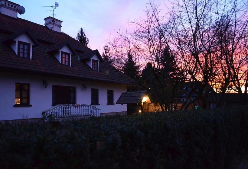 Apartamenty W Dworku Cheval