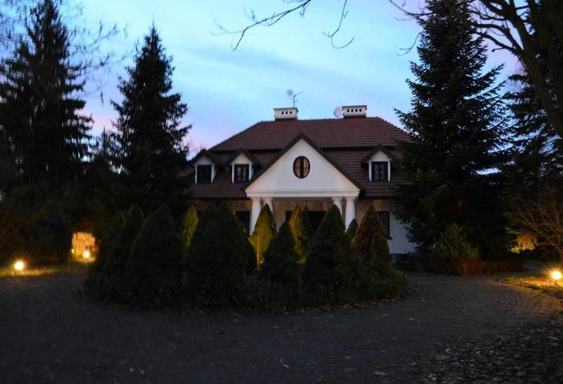 Apartamenty W Dworku Cheval