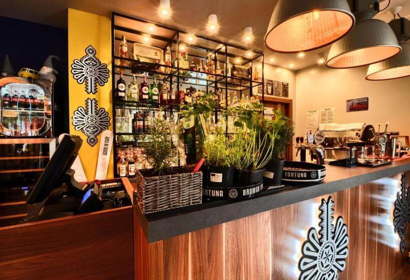 تختخواب و صبحانه Gucio