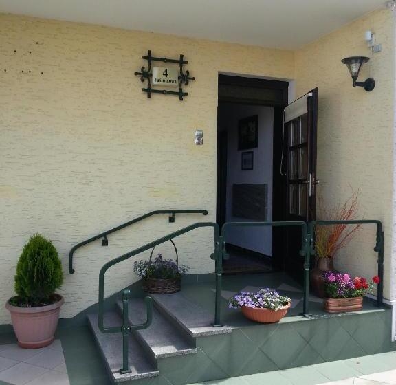 تختخواب و صبحانه Villa Almira