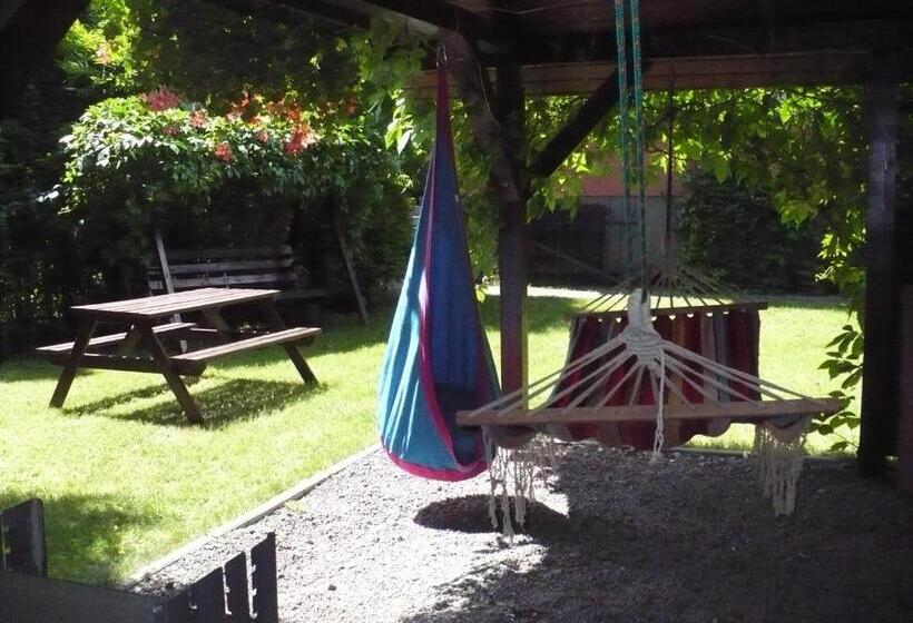 تختخواب و صبحانه Willa Akme