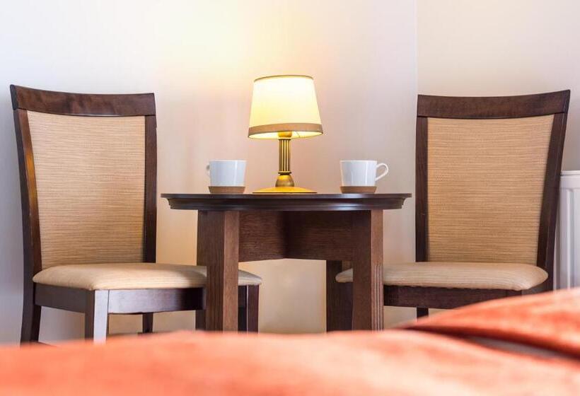 בית מלון כפרי Airpark Balice