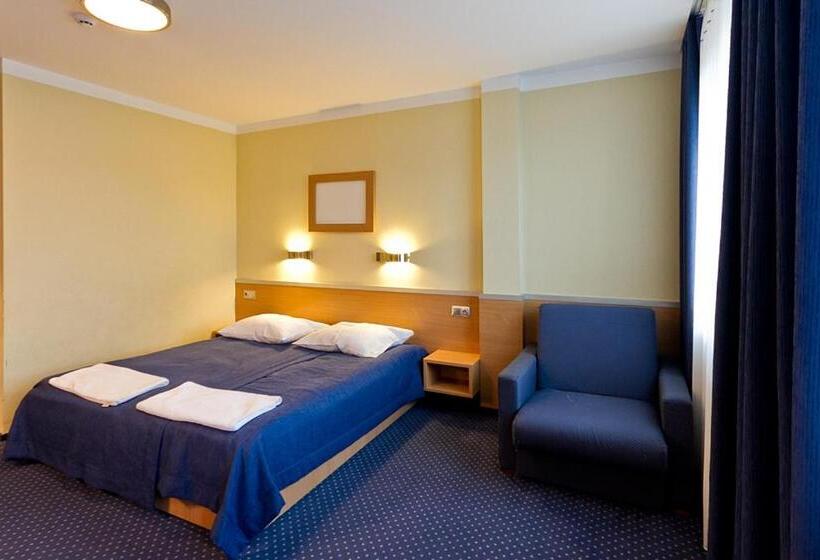 בית מלון כפרי Dom Sportowca Błonie   Mosir