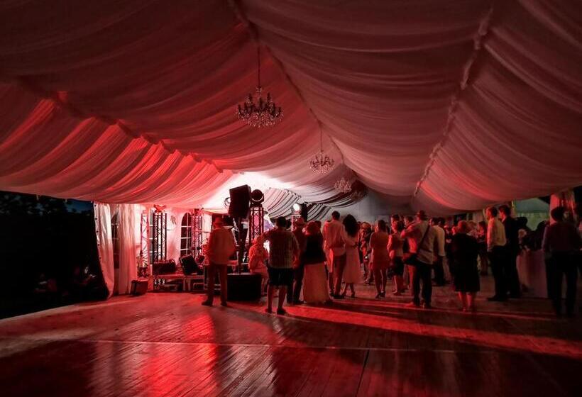 Отель Dwór Sieraków