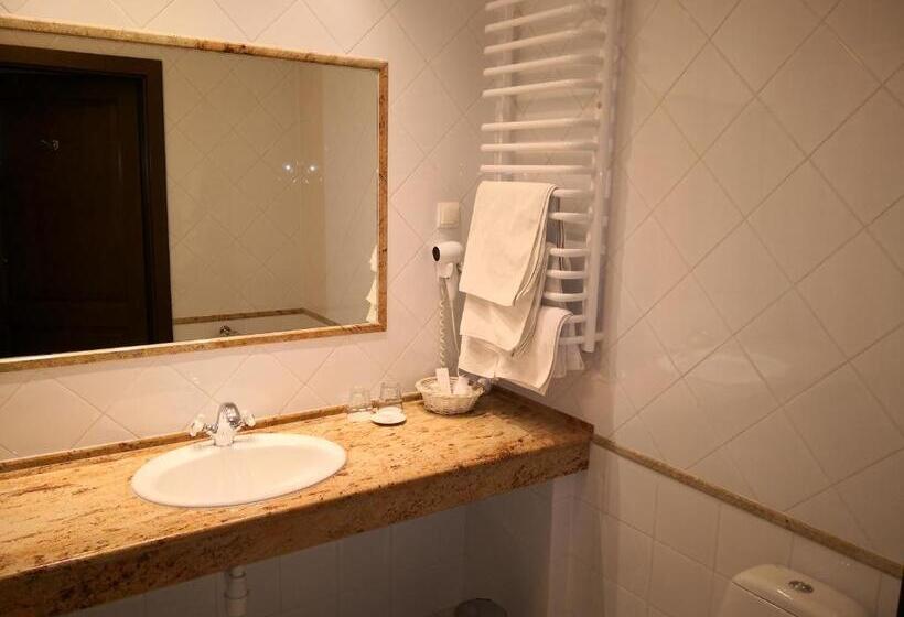 Отель Dwór Sieraków