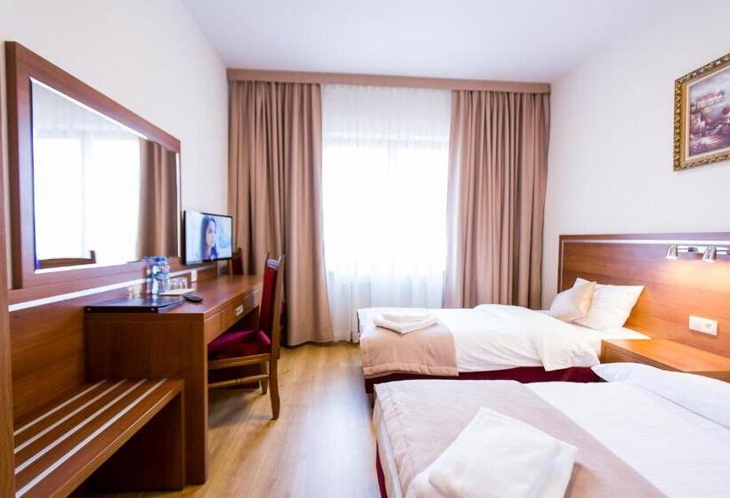 בית מלון כפרי Elgrom Falenty Park