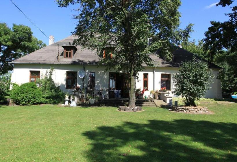 هتل Kasztelania Pod Lipami