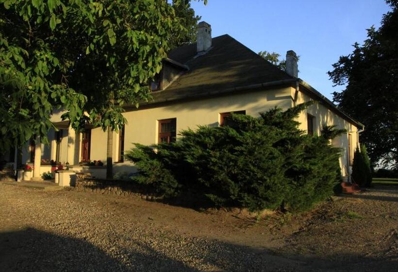 هتل Kasztelania Pod Lipami