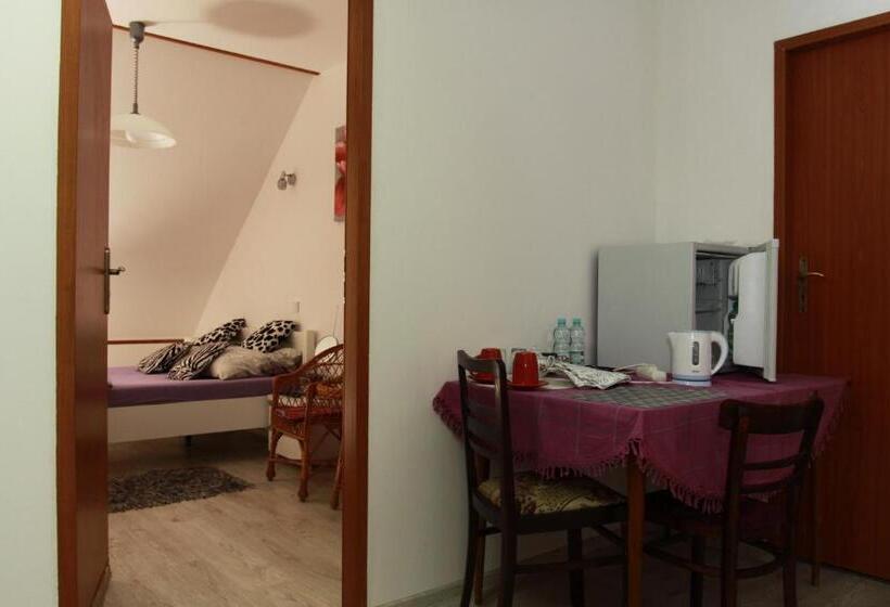 هتل Kasztelania Pod Lipami