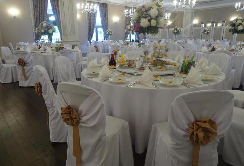 בית מלון כפרי Pałac W Konarach