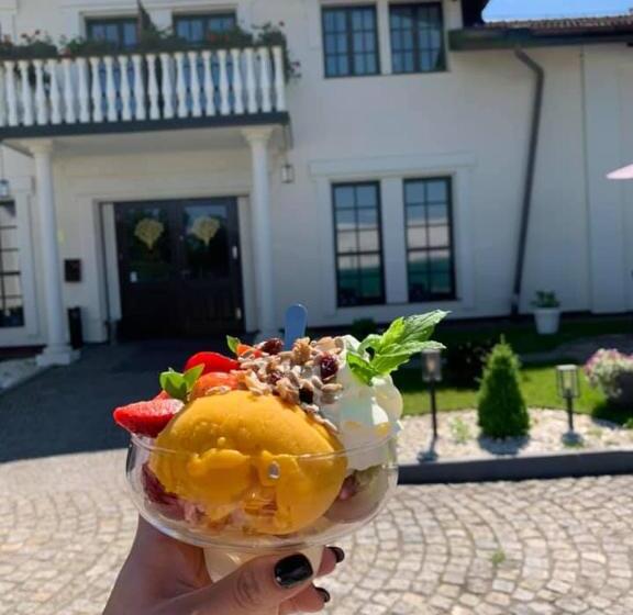 Szafirowy Dwór Hotel & Restauracja