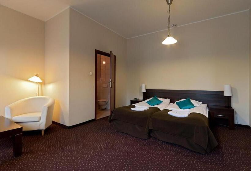 A  Propos Hotel, Restauracja, Club