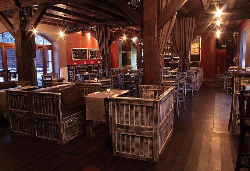 A  Propos Hotel, Restauracja, Club