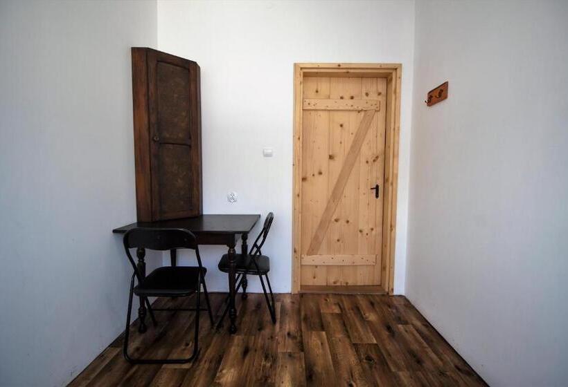 הוסטל Kremenaros