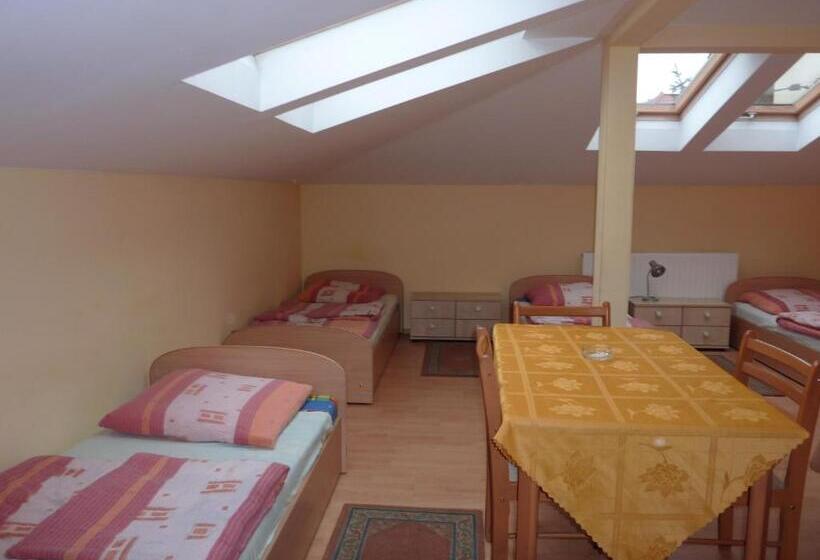 هاستل Zajazd Arka