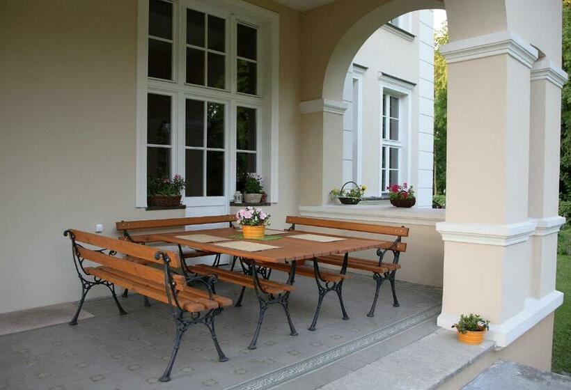 تختخواب و صبحانه Dwór Bieland