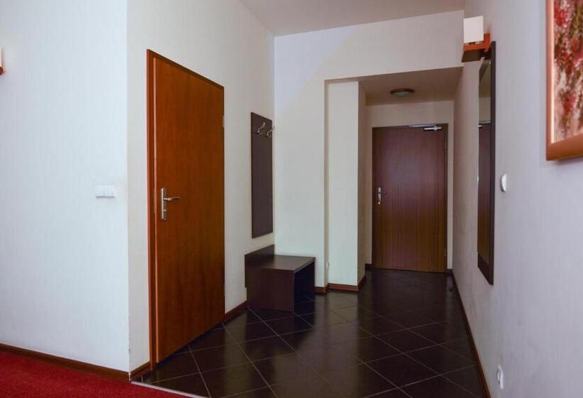 تختخواب و صبحانه Hyrny