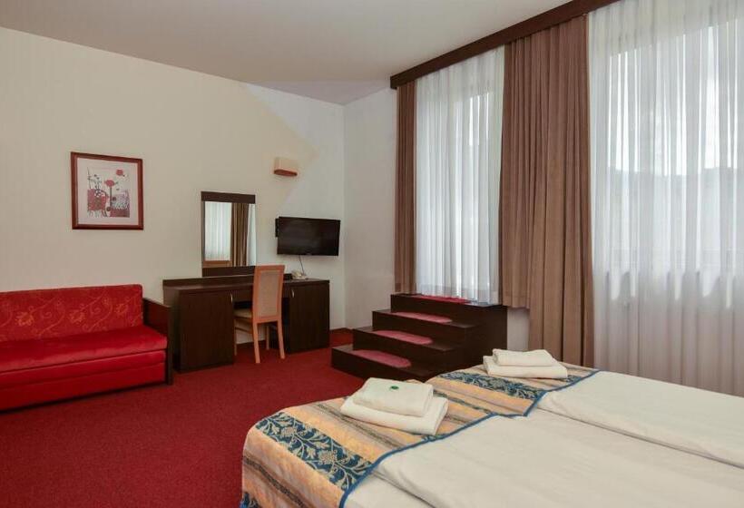 تختخواب و صبحانه Hyrny