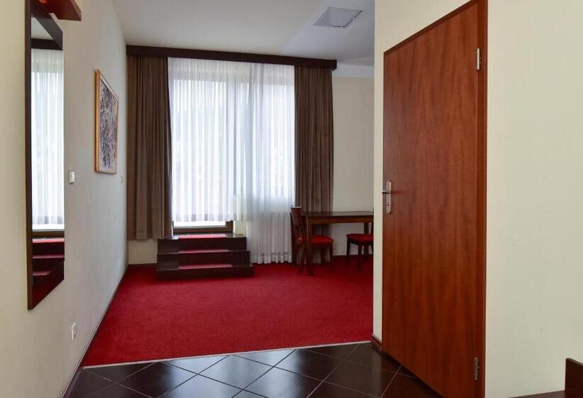 تختخواب و صبحانه Hyrny