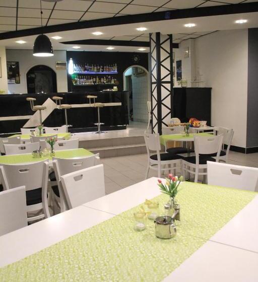 تختخواب و صبحانه M&m Spanie