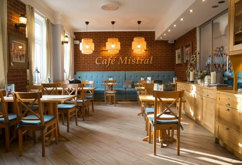 تختخواب و صبحانه Mistral Ustka