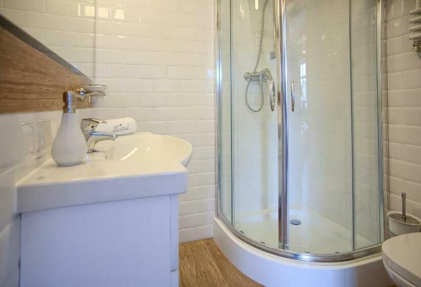 تختخواب و صبحانه Mistral Ustka