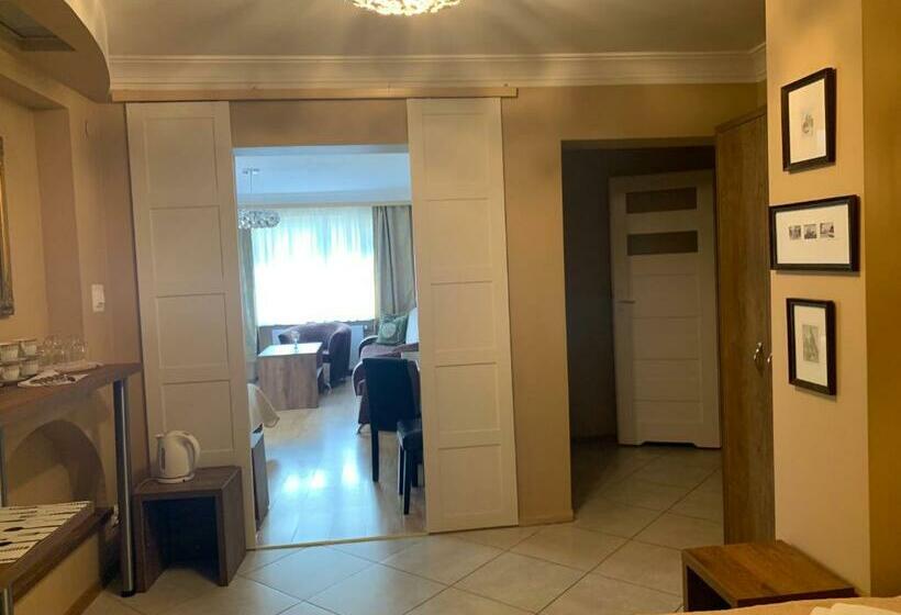 تختخواب و صبحانه Stratos