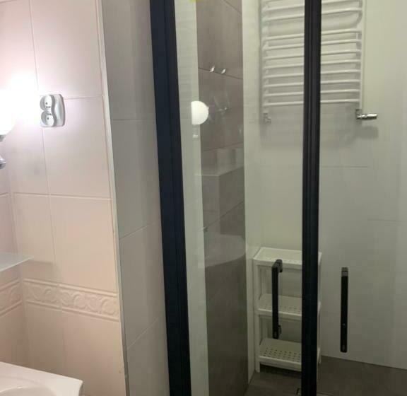 تختخواب و صبحانه Stratos