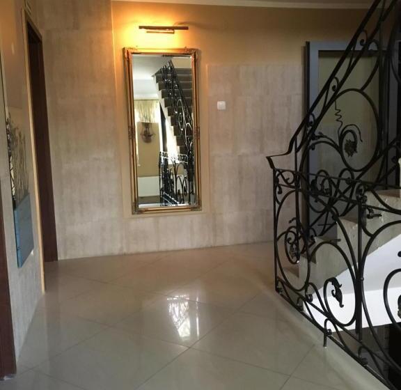 تختخواب و صبحانه Stratos