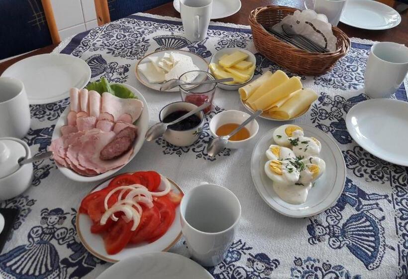 تختخواب و صبحانه Willa Karla