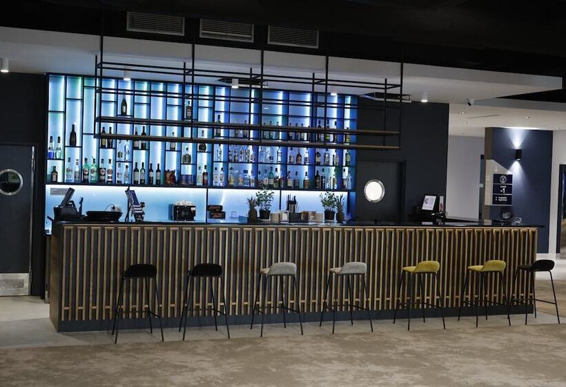 هتل Robert's Port