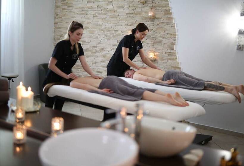 هتل Robert's Port