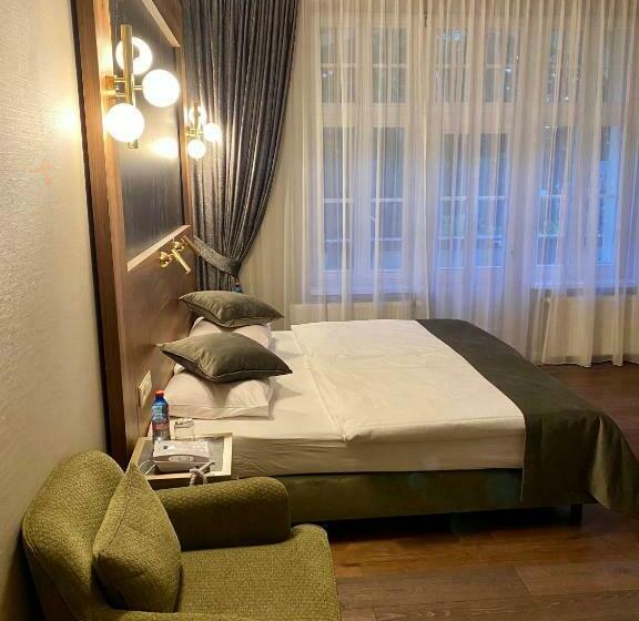 Pensjonat   Restauracja żółty Domek