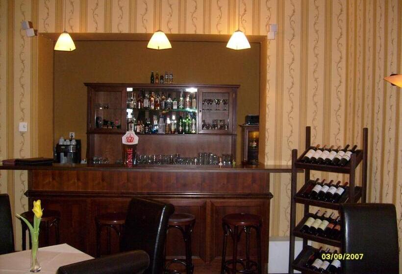 Pensjonat   Restauracja żółty Domek