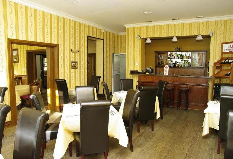 Pensjonat   Restauracja żółty Domek