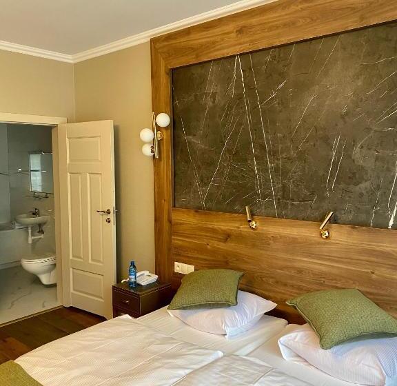 Pensjonat   Restauracja żółty Domek